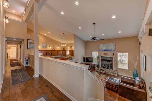 6BR Group Stay Near Lake Pepin w/ 2 Kitchens - Driftwood Condos