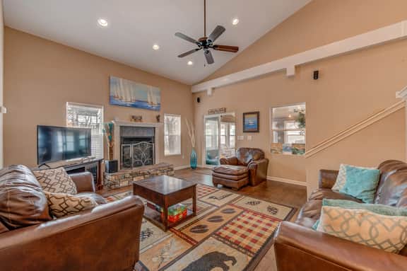 6BR Group Stay Near Lake Pepin w/ 2 Kitchens - Driftwood Condos