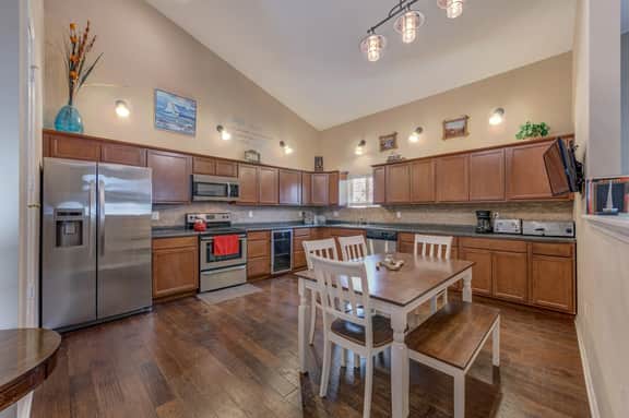 6BR Group Stay Near Lake Pepin w/ 2 Kitchens - Driftwood Condos