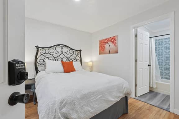 Private Room Across from Como Lake - Juniper Room