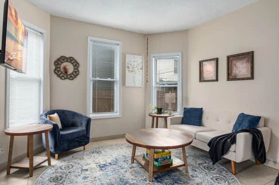 4BR Home Near Downtown Sleeps 10 - Tulip House