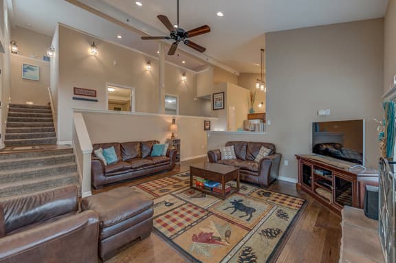 6BR Group Stay Near Lake Pepin w/ 2 Kitchens - Driftwood Condos
