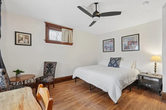 Private King Room Across from Como Lake - Hickory
